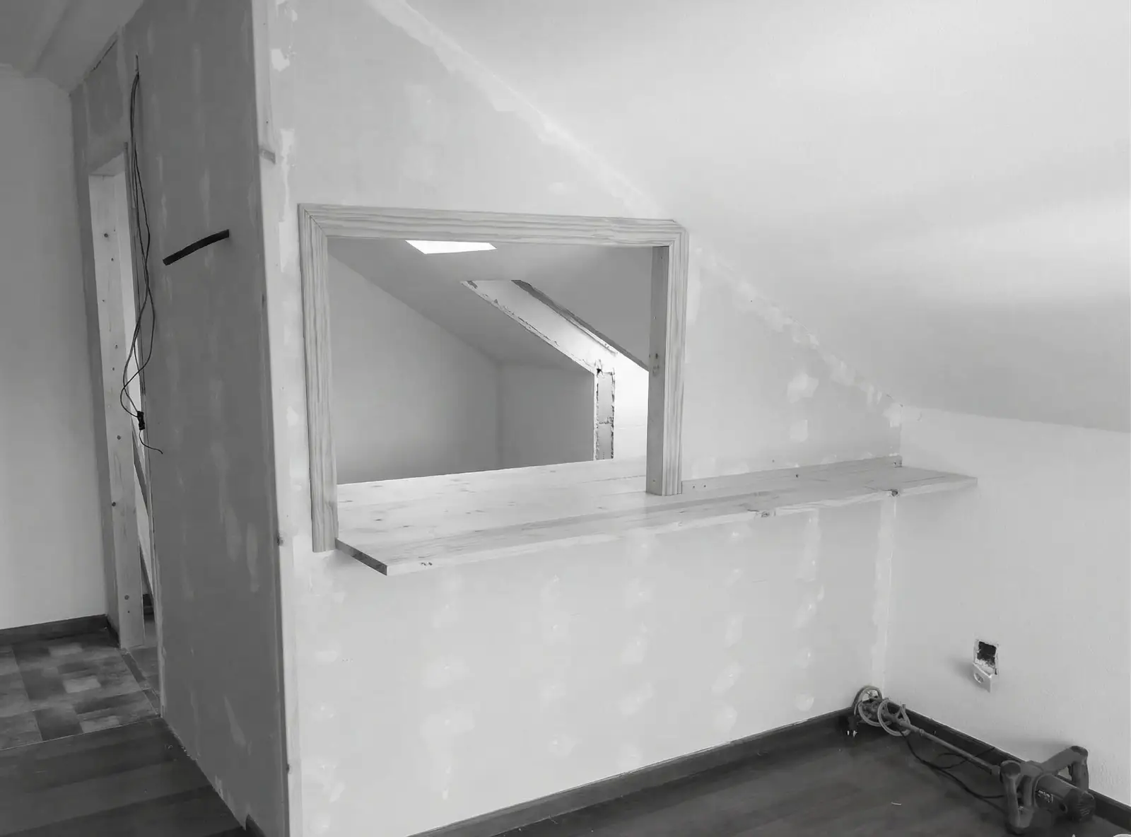 Antes de la reforma integral: tabique de pladur con hueco para pasaplatos de madera en Etxebarri